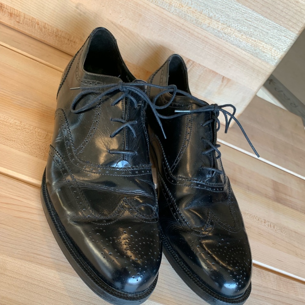 Black wingtips
